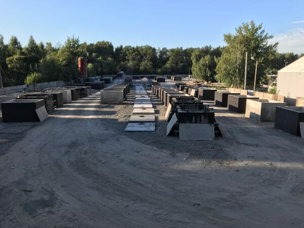 Gotowe szamba betonowe na placu w Lesznie